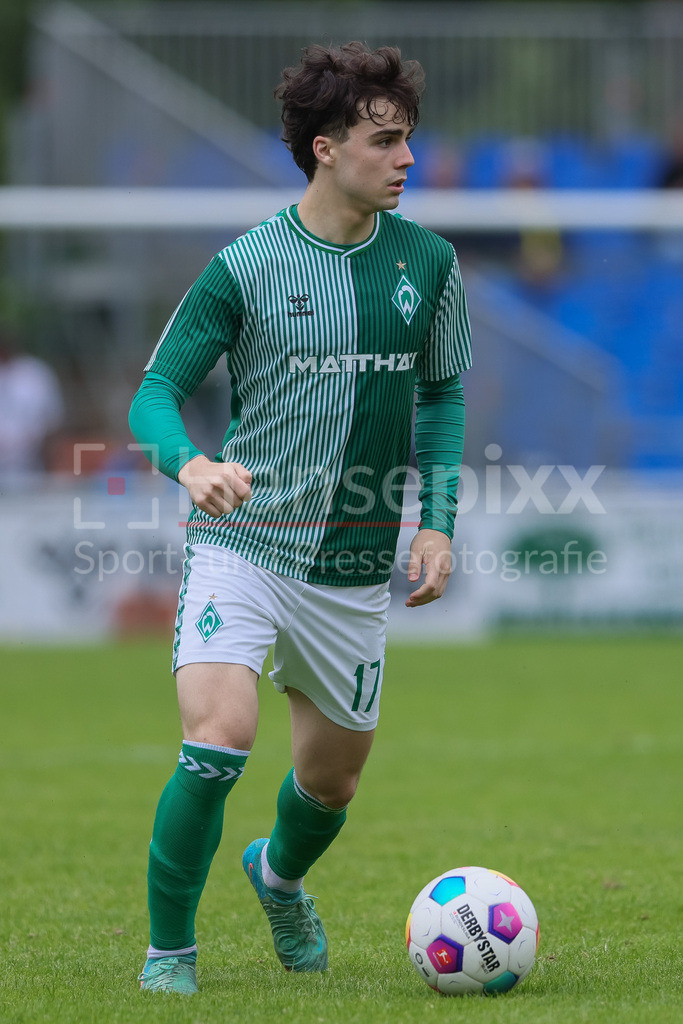 Fussball, Relegation Regionalliga Nord, SV Werder Bremen II - Holstein Kiel II | v.li.: Jakob Löpping (SV Werder Bremen II, 17) am Ball, Freisteller, Einzelbild, Ganzkörper, Aktion, Action, Spielszene