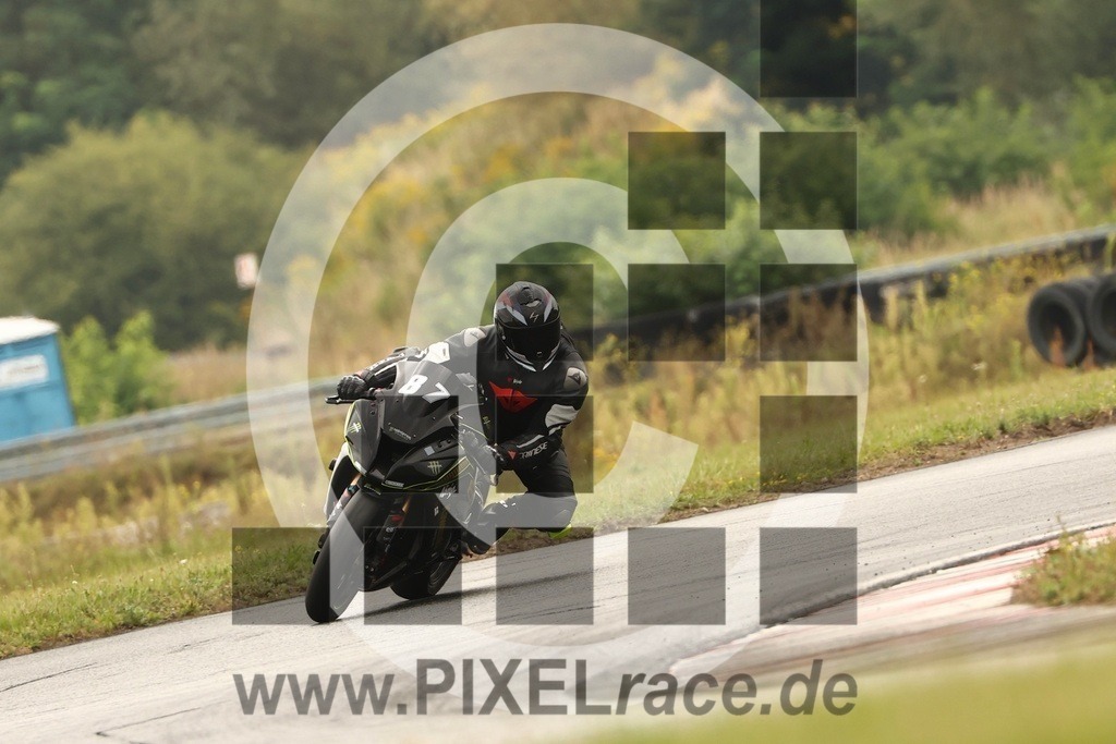 0087-20250908_11185 | Schöne Erinnerungen an spannende Momente - das festzuhalten ist unser Job. PIXELrace.de ist seit 2003 auf den Rennstrecken Europas unterwegs um die Action draußen beim Fahren und die wunderbare Stimmung imm Fahrerlager für euch einzufangen.