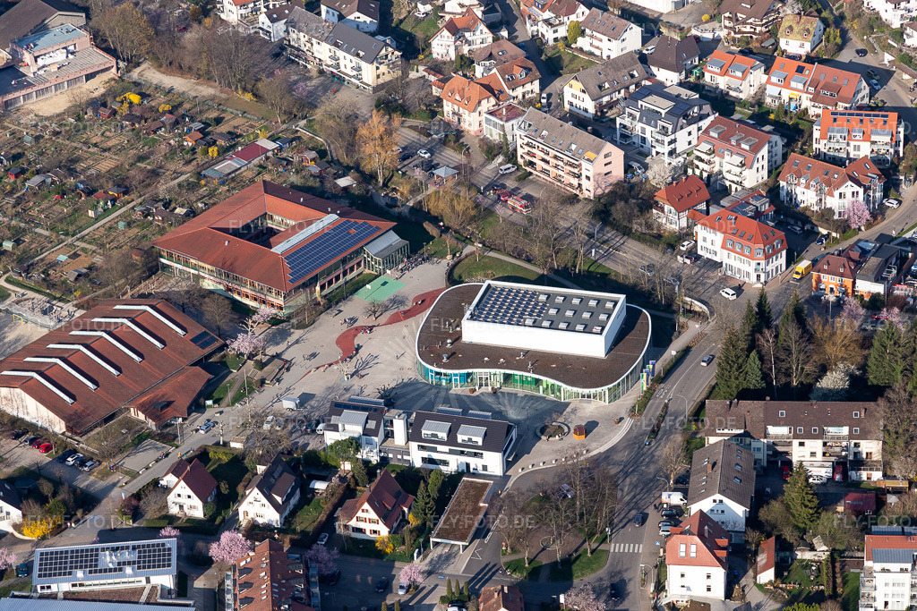 Luftbild: Veranstaltungshalle FORUM Merzhausen neben der Hexentalschule in Merzhausen im Bundesland Baden-Württemberg in Deutschland. Foto: IMG_113017.jpg vom 22.03.2019 durch Werner Riehm/FLY-FOTO.de