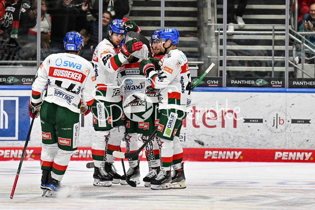 Augsburger Panther - EC VSV | Jubel der Panther nach dem Treffer zum 5-6 durch Thomas SCHEMITCH (Augsburger Panther #62) / Freude / happy / Tor / Torschuetze