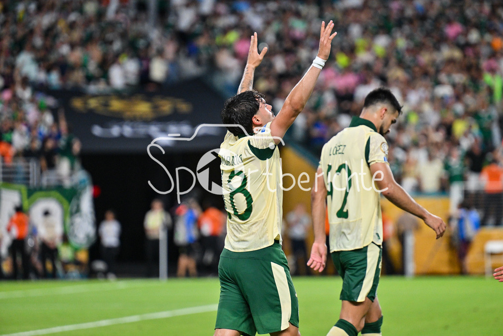 Inter Miami CF - Palmeiras Sao Paulo | Jubel der Brasilieaner nach dem Treffer zum 2-2 Ausgleich durch MAURICIO (Palmeiras 18) / Tor / Torschuetze / Freude / Happy / FIFA Club World Cup: Inter Miami CF - Palmeiras Sao Paulo, Hard Rock Stadium am 23.06.2025 / NOT FOR SALE IN USA