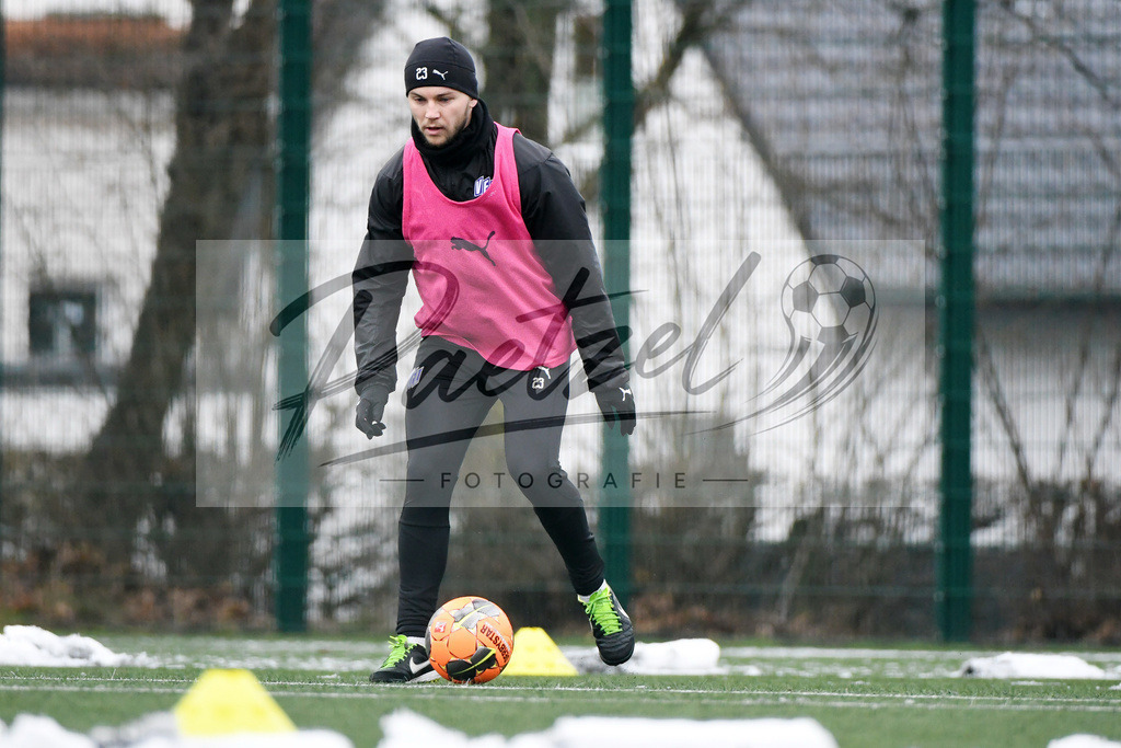 20200226_TRAOSN_0087 | Fussball, Herren: David Blacha (VfL Osnabrueck) in Aktion, am Ball, Einzelaktion waehrend der Trainingseinheit des VfL Osnabrueck im Sportpark Illoshoehe am 26.02.2020 in Osnabrueck, Deutschland. - Realisiert mit Pictrs.com
