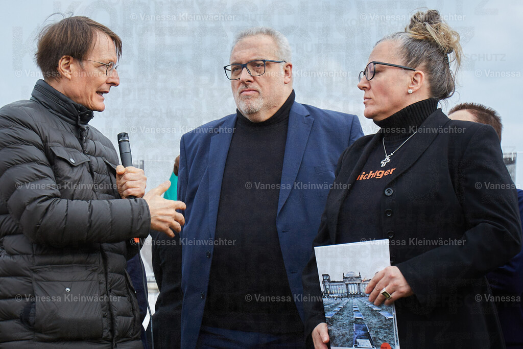 #NichtGenesen am Bundestag zum International LongCovid Awareness Day 2024 | Mit Fotos von arbeitsunfähigen Betroffenen fordert die Initiative #NichtGenesen anlässlich des International LongCovid Awareness Day am 15.03.2024 vor dem Reichstag mehr Geld für Forschung und soziale Absicherung. Bundesgesundheitsminister Karl Lauterbach und weitere MdBs sprechen mit den Demonstrant*innen. - Realisiert mit Pictrs.com