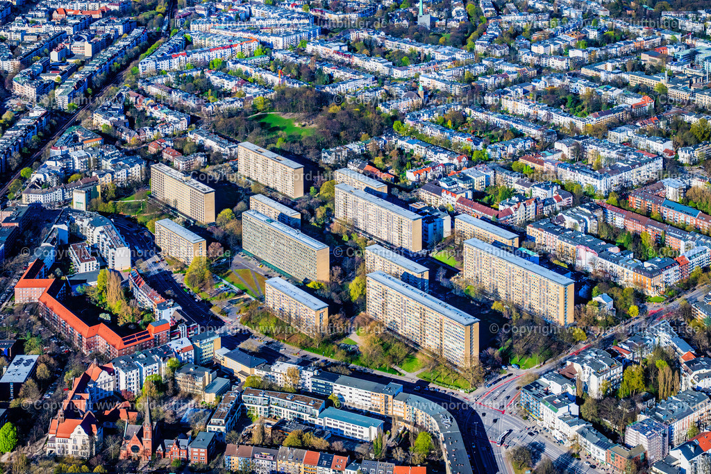 Hamburg_Harversterhude_Grindel_Hochhäuser_ELS_5010060425 | HAMBURG 06.04.2025 Hochhäuser im Wohngebiet einer industriell gefertigten Plattenbau- Siedlung mit dem "Bezirksamt Eimsbüttel" am Grindelberg im Ortsteil Harvestehude in Hamburg, Deutschland. Weiterführende Informationen bei: Bezirksamt Eimsbüttel. // Skyscrapers in the residential area of industrially manufactured settlement with dem "Bezirksont Eimsbuettel" on Grindelberg in the district Harvestehude in Hamburg, Germany. Further information at: Bezirksamt Eimsbuettel. Foto: Martin Elsen