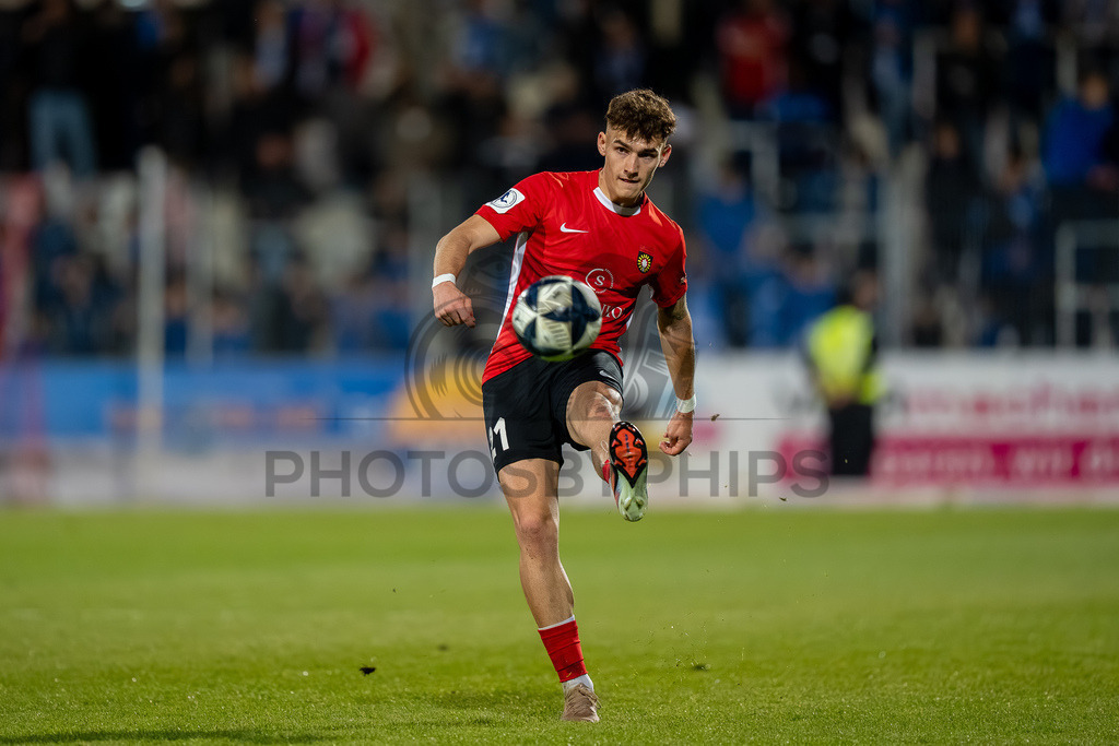 SG Sonnenhof Großaspach vs. SGV Freiberg, Fussball, Regionalliga Suedwest, 30. Spieltag, 22.04.2026 | Luca Molinari (SG Sonnenhof Großaspach, #21),SG Sonnenhof Großaspach vs. SGV Freiberg, Fussball, Regionalliga Suedwest, 30. Spieltag, 22.04.2026
