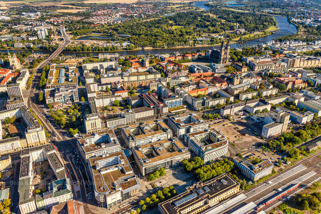 Magdeburg_City_Carre_Bahnhof_Elbe_Breiter_Weg-3114 | Aktuell wird im City Carrè die Ausstellung "Magdeburg von ganz oben" mit Luftbildern der Stadt präsentiert. Diese Ausstellung zeigt Luftaufnahmen der Stadt, die die Entwicklung Magdeburgs über die Jahre dokumentieren.&nbsp; Die Ausstellung "Magdeburg von ganz oben" läuft vom 5. bis 30. Mai 2025
 - Realisiert mit Pictrs.com