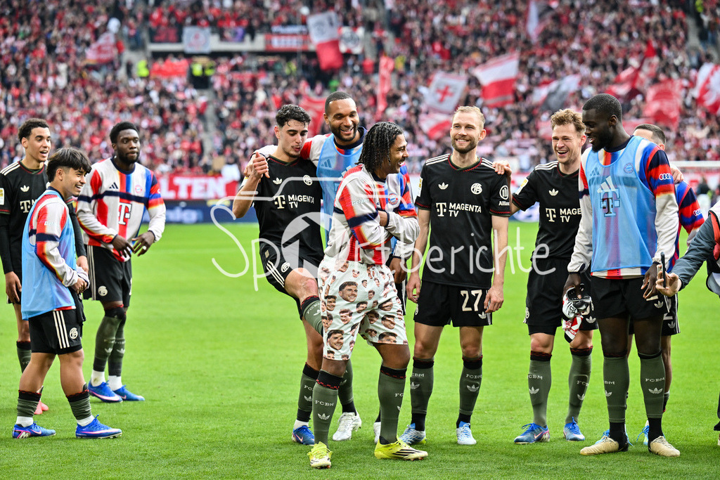 SC Freiburg - FC Bayern München | FREIBURG, GERMANY - 04. APRIL: die Spieler der Gäste feiern zusammen mit den Fans den 2-3 Auswärtssieg in Freiburg während dem Bundesligamatch zwischen dem SC Freiburg und dem FC Bayern München am 28. Spieltag im Europa-Park Stadion / DFL REGULATIONS PROHIBIT ANY USE OF PHOTOGRAPHS AS IMAGE SEQUENCES AND/OR QUASI-VIDEO / Serge GNABRY (FC Bayern Munich 7) und Leon GORETZKA (FC Bayern Munich 8)