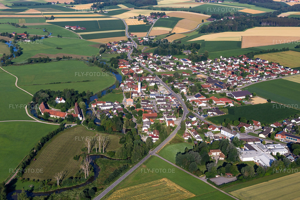 Luftbild:  in Aham im Bundesland Bayern in Deutschland. Foto: IMG_132981.jpg vom 03.07.2022 durch Werner Riehm/FLY-FOTO.deAktuelles & Termine - Gemeinde Aham