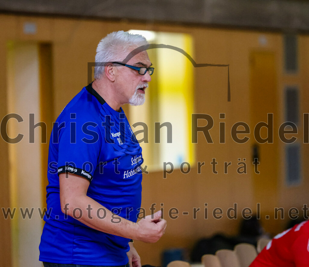 2023-10-14_060_SpVgg_Altenerding_gegen_HSG_Freising_Neufahrn_Damen | Erding, Deutschland, 14.10.2023:
Handball, Bezirksliga Frauen Altbayern 2023 / 2024, 3. Spieltag, SpVgg Altenerding II gegen HSG Freising-Neufahrn II, Endergebnis: 23:28

Trainer Peter Heun (HSG Freising-Neufahrn)

Foto: Christian Riedel / fotografie-riedel.net