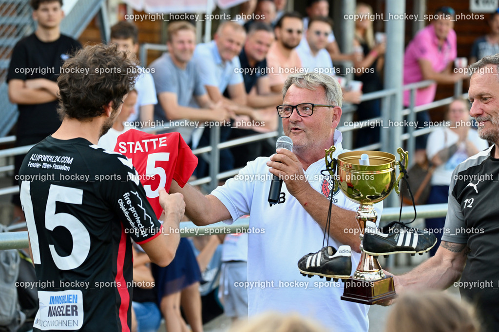 ESV Admira vs. SC Arriach | #15 Christoph Stattmann ESV Admira, Karriere Ende, Ehrung, ESV Admira vs. SC Arriach, Marketing ESV Admira Robert Seppele, Obmann ESV Admira Wolfgang Jakob Bärntatz, ESV Admira vs. SC Arriach am 24.08.2024 in Villach (Sportzentrum Admira), Austria, (Photo by Bernd Stefan)