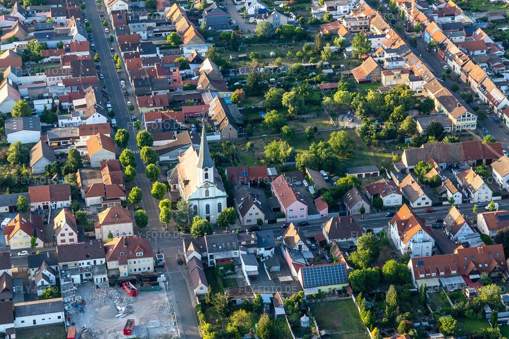 Luftbild: St. Peter in Huttenheim im Ortsteil Huttenheim in Philippsburg im Bundesland Baden-Württemberg in Deutschland. – Foto: IMG_133521.jpg vom 12.07.2022 durch Werner Riehm/FLY-FOTO.de – Auflösung des Originals: 5472 x 3648 px – Seelsorgeeinheit Oberhausen-Philippsburg - Ebene 1