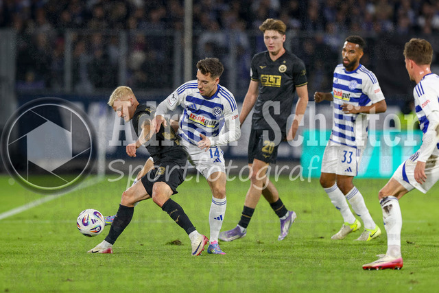 MSV Duisburg vs FC Hansa Rostock - 3. Liga | Duisburg, Deutschland, 03.10.25:   Viktor Bergh (FC Hansa Rostock) und Conor Noß (MSV Duisburg) im Kampf um den Ball waehrend des Spiels der 3. Liga MSV Duisburg vs FC Hansa Rostock in der schauinsland-reisen-arena(Foto von Brauer-Fotoagentur / Adrian Schlueter)