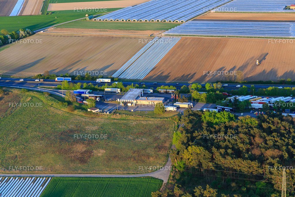 Serways Raststätte Alsbach West an der A5 https://www.serways.de/standorte/alsbach-west/ | Luftbild: Serways Raststätte Alsbach West an der A5 https://www.serways.de/standorte/alsbach-west/ im Ortsteil Sandwiese in Alsbach-Hähnlein im Bundesland Hessen in Deutschland. Foto: IMG_077767.jpg vom 23.04.2015 durch Werner Riehm/FLY-FOTO.de - Realisiert mit Pictrs.com