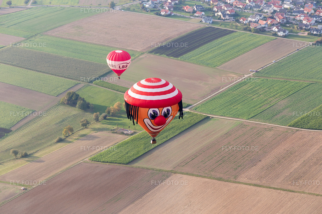 Luftbild: Heißluftballon mit Mützengesicht im Ortsteil Bauschlott in Neulingen im Bundesland Baden-Württemberg in Deutschland. Foto: IMG_103678.jpg vom 23.09.2017 durch Werner Riehm/FLY-FOTO.de