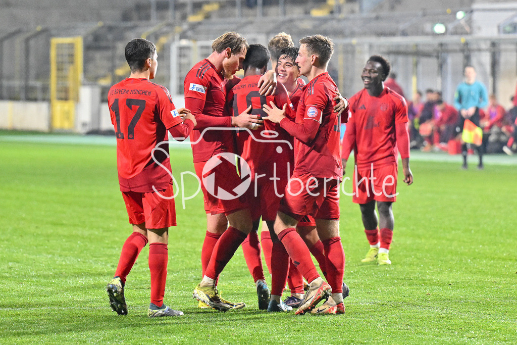 FC Bayern Amateure - SpVgg Greuther Fürth II | Jubel nach dem Treffer zum 4-0 druch Michael SCOTT (FC Bayern München II #19) / Freude / happy / Tor / torschuezte / Regionalliga Bayern: FC Bayern Muenchen II - SpVgg Greuther Fuerth II, Gruenwalder Stadion am am 29.10.2024