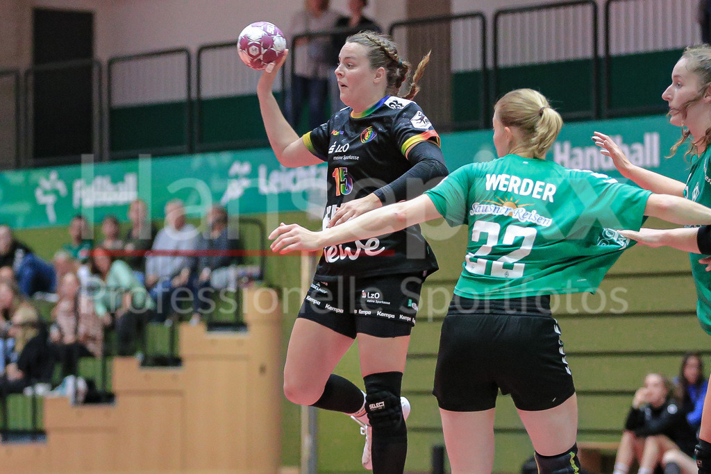 Handball, Testspiel Frauen, SV Werder Bremen - VfL Oldenburg | v.li.: Merle Carstensen (VfL Oldenburg, 15) am Ball, Spielszene, Aktion, Action