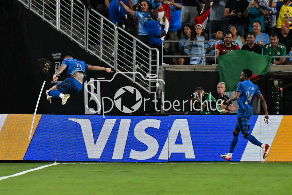 Manchester City - Al-Hilal SFC | Jubel von Al-Hilal nach dem Treffer zum 1-1 Ausgleich durch Marcos LEONARDO (Al-Hilal 11) / Tor / Torschuetze / Freude / Happy / FIFA Club World Cup: Manchester City - Al-Hilal SFC, Camping World Stadium am 30.06.2025 / NOT FOR SALE IN USA