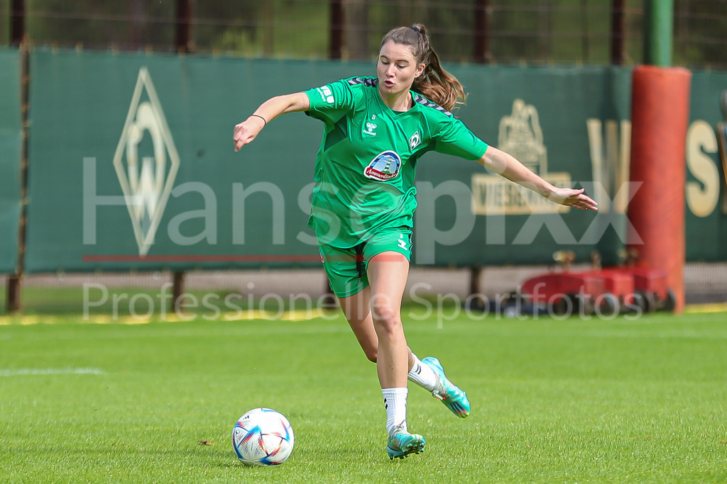 Fussball, Google Pixel Frauen-Bundesliga, Training SV Werder Bremen | v.li.: Chiara Hahn (SV Werder Bremen, 21) Freisteller, Einzelbild, Ganzkörper, Aktion, Action, Spielszene