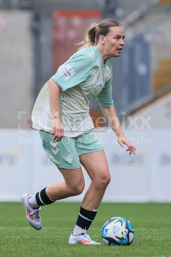 Fussball, DFB-Pokal Frauen, DSC Arminia Bielefeld - SV Werder Bremen | v.li.: Juliane Wirtz (SV Werder Bremen, 34) am Ball, Freisteller, Einzelbild, Ganzkörper, Aktion, Action, Spielszene, DIE DFB-RICHTLINIEN UNTERSAGEN JEGLICHE NUTZUNG VON FOTOS ALS SEQUENZBILDER UND/ODER VIDEOÄHNLICHE FOTOSTRECKEN. DFB REGULATIONS PROHIBIT ANY USE OF PHOTOGRAPHS AS IMAGE SEQUENCES AND/OR QUASI-VIDEO.