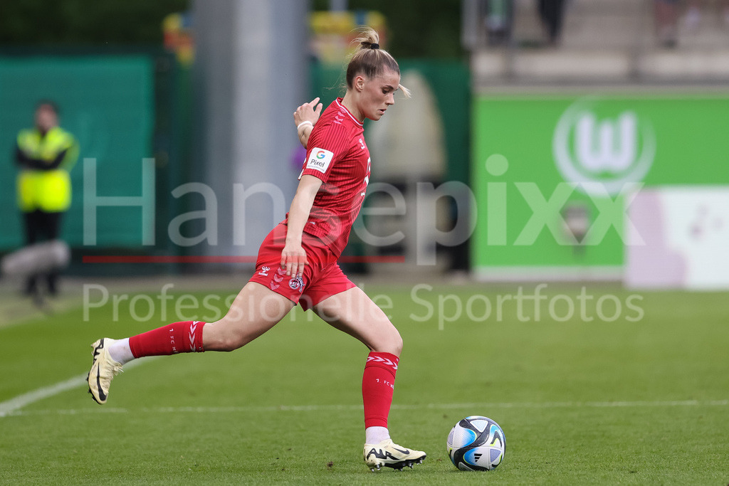 Fussball, Google Pixel Frauen-Bundesliga, VfL Wolfsburg - 1. FC Köln | v.li.: Selina Cerci (1. FC Köln, 29) am Ball, Freisteller, Einzelbild, Ganzkörper, Aktion, Action, Spielszene, DIE DFB-RICHTLINIEN UNTERSAGEN JEGLICHE NUTZUNG VON FOTOS ALS SEQUENZBILDER UND/ODER VIDEOÄHNLICHE FOTOSTRECKEN. DFB REGULATIONS PROHIBIT ANY USE OF PHOTOGRAPHS AS IMAGE SEQUENCES AND/OR QUASI-VIDEO.