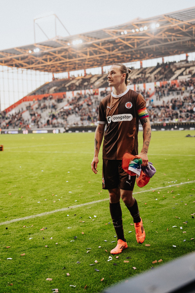 FCS09319 | Der offizielle Shop für FC St. Pauli Fotos. Wähle aus Spielszenen & Fanmomenten dein FCSP Wunschformat. Wir liefern Millerntor-Atmosphäre.