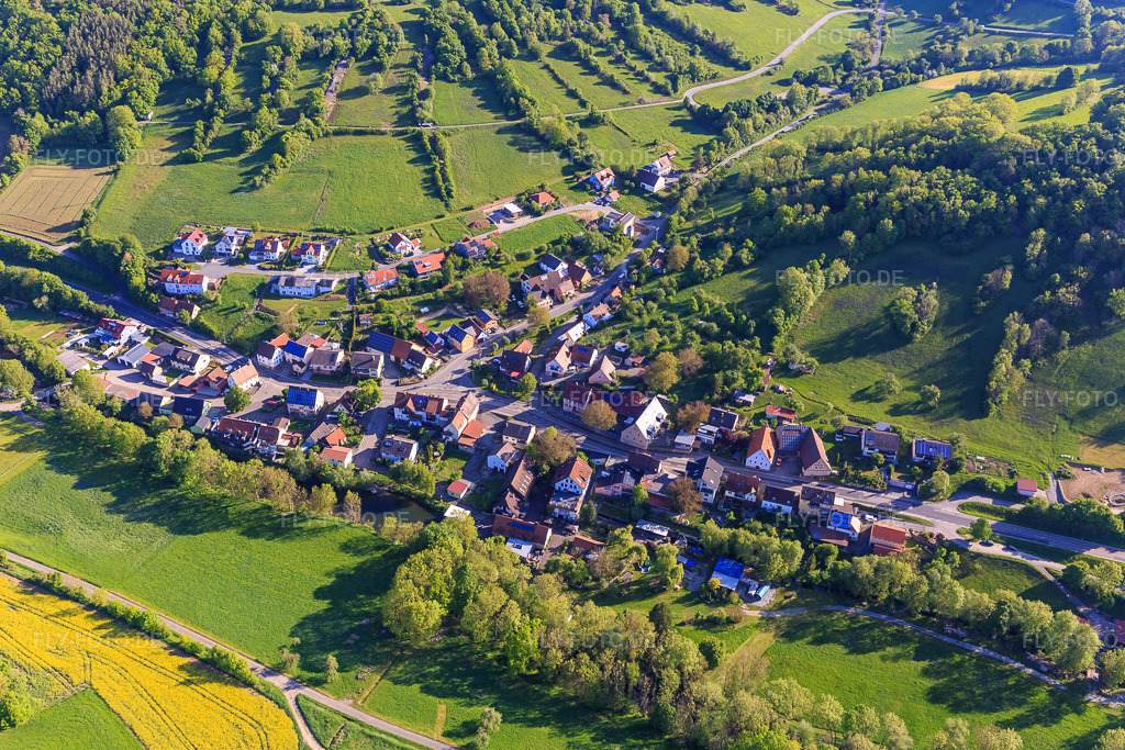 Luftbild: Dorfansicht im lieblichen Taubertal am Morgen aus Südwesten im Ortsteil Craintal in Creglingen im Bundesland Baden-Württemberg in Deutschland. Foto: IMG_146472.jpg vom 10.05.2025 durch Werner Riehm/FLY-FOTO.de