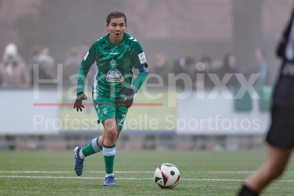 Fussball, Testspiel Frauen, Borussia Mönchengladbach - SV Werder Bremen | v.li.: Rieke Dieckmann (SV Werder Bremen, 22) am Ball, Einzelbild, Ganzkörper, Aktion, Action, Spielszene
