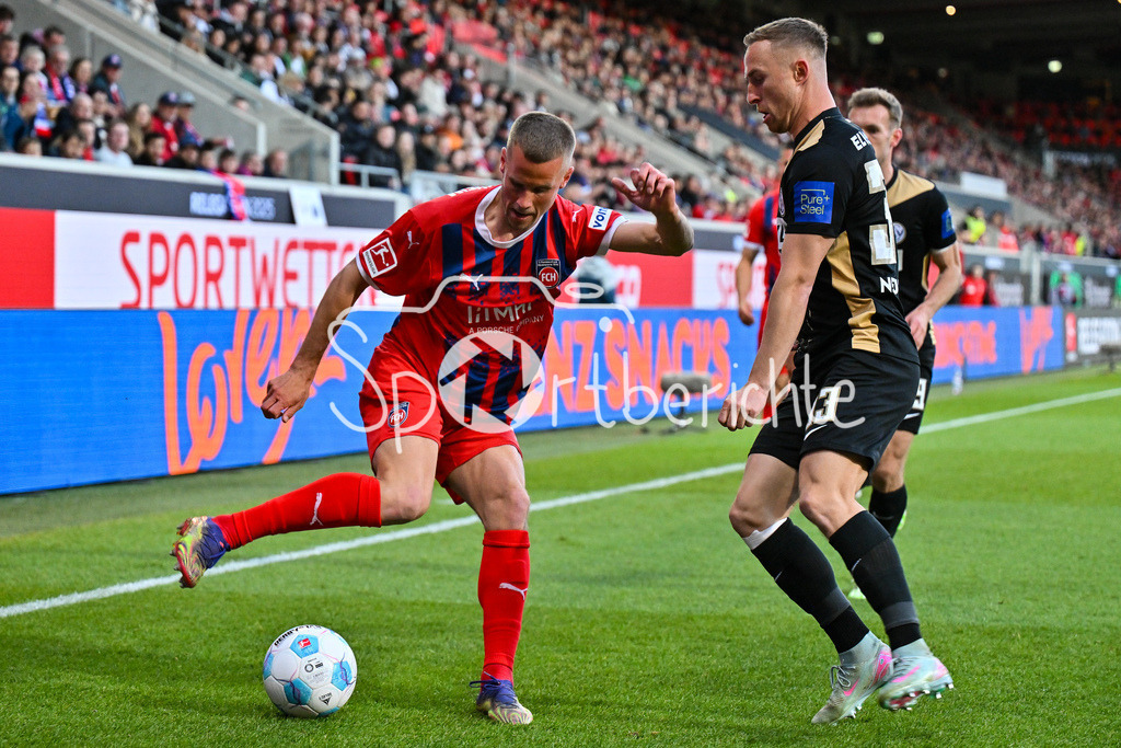 1. FC Heidenheim - SV Elversberg 07 | im Duell Adrian BECK (Heidenheim 21) und Maximilian ROHR (SV Elversberg 31) / Zweikampf / Relegation Bundesliga: 1. FC Heidenheim - SV Elversberg 07, Voith-Arena am 22.05.2025 / DFL REGULATIONS PROHIBIT ANY USE OF PHOTOGRAPHS AS IMAGE SEQUENCES AND/OR QUASI-VIDEO / BLD / ZDF