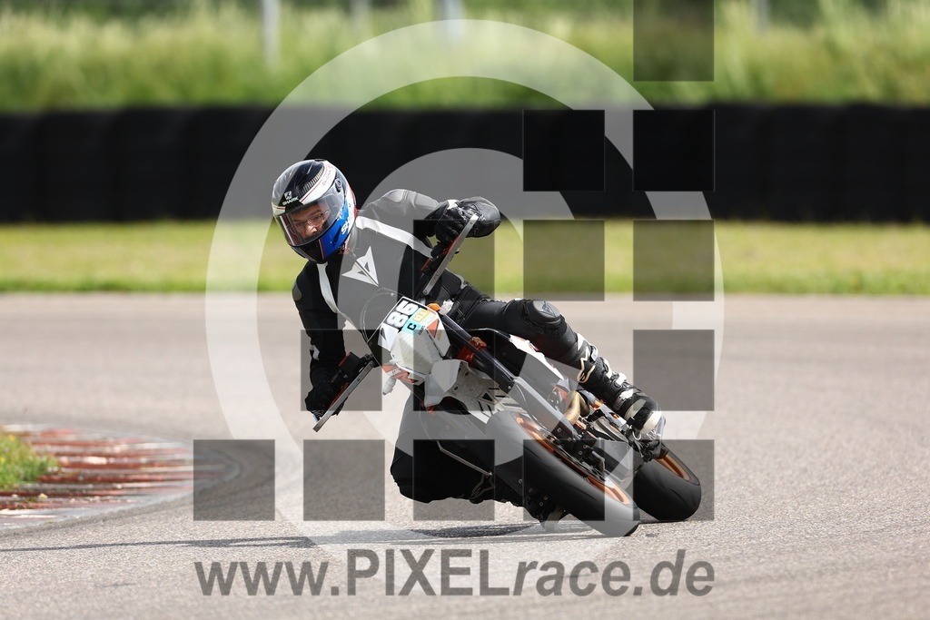 0486-20250503_01235 | Schöne Erinnerungen an spannende Momente - das festzuhalten ist unser Job. PIXELrace.de ist seit 2003 auf den Rennstrecken Europas unterwegs um die Action draußen beim Fahren und die wunderbare Stimmung imm Fahrerlager für euch einzufangen.