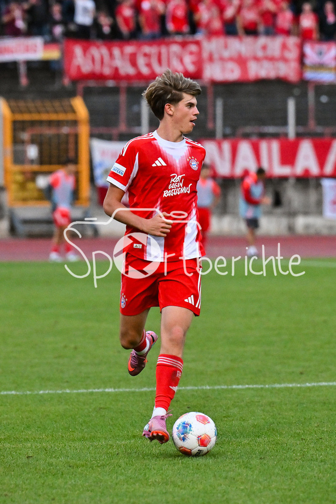 FC Augsburg II - FC Bayern Amateure | am Ball Guido Della ROVERE (FC Bayern Muenchen II 10) / Einzelfoto / Freisteller / Regionalliga Bayern: FC Augsburg II - FC Bayern Muenchen II, Rosenaustadion am 25.07.2025