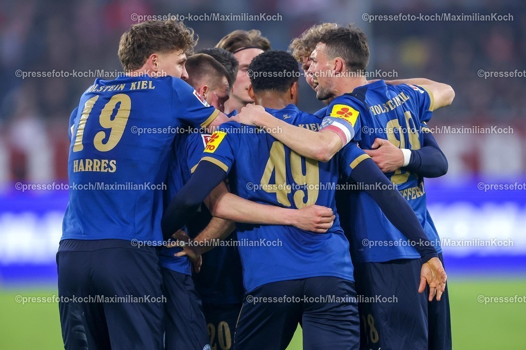 F9510042601104 | 10.04.2026, Fußball, Fortuna Düsseldorf - Holstein Kiel, 2. Fußball Bundesliga, Herren, Merkur Spiel-Arena, 29. Spieltag, Saison 2025 2026: Torjubel nach dem Tor zum 2:1 durch Torschütze Ivan Nekic&nbsp; (Holstein Kiel #13)  zusammen mit   DFB regulations prohibit any use of photographs as image sequences and or quasi-video.