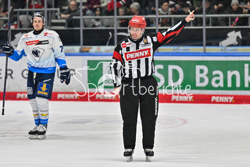 Augsburger Panther - ERC Ingolstadt | im Bild Hauptschiedsrichter Marian ROHATSCH / Freisteller / Einzelfoto / DEL: Augsburger Panther - ERC Ingolstadt, Curt Frenzel Stadion am 26.01.2025