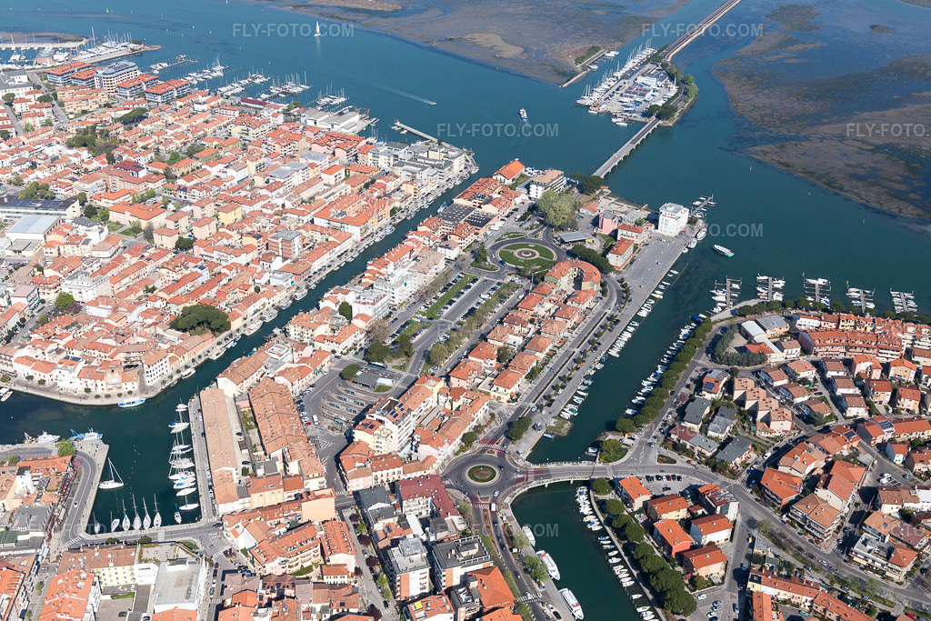 Aerial view: View of the town in Grado in the state Gorizia, Italy. – Photo: IMG_098103.jpg taken on 04/03/2017 by Werner Riehm/FLY-FOTO.com – Resolution of the original: 5472 x 3648 px