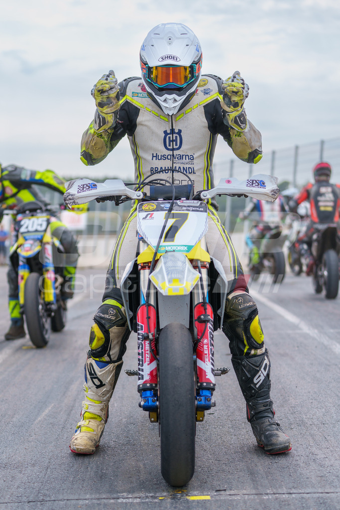 SuperMoto_Staatsmeisterschaft_Fuglau-1117 | GRIPcapture steht für authentische Sportfotografie in Österreich – für Momente, die mehr sind als Geschwindigkeit oder Ergebnis. Es geht um Emotion, Spannung, Fokus und den Augenblick, der oft nur einen Wimpernschlag dauert.Ob Motorsport, Teamsport oder 