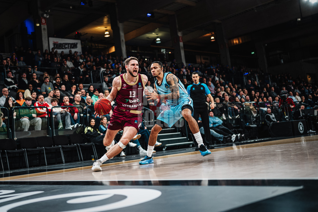 Basketball | Männer | Saison 2024/2025 | BKT EuroCup | Veolia Towers Hamburg vs. 7Bet-Lietkabelis Panevezys | 21.01.2025 | v.l. Martynas Varnas (#13, BC 7Bet-Lietkabelis Panevezys) gegen Jaizec Lottie (#4, Veolia Towers Hamburg)