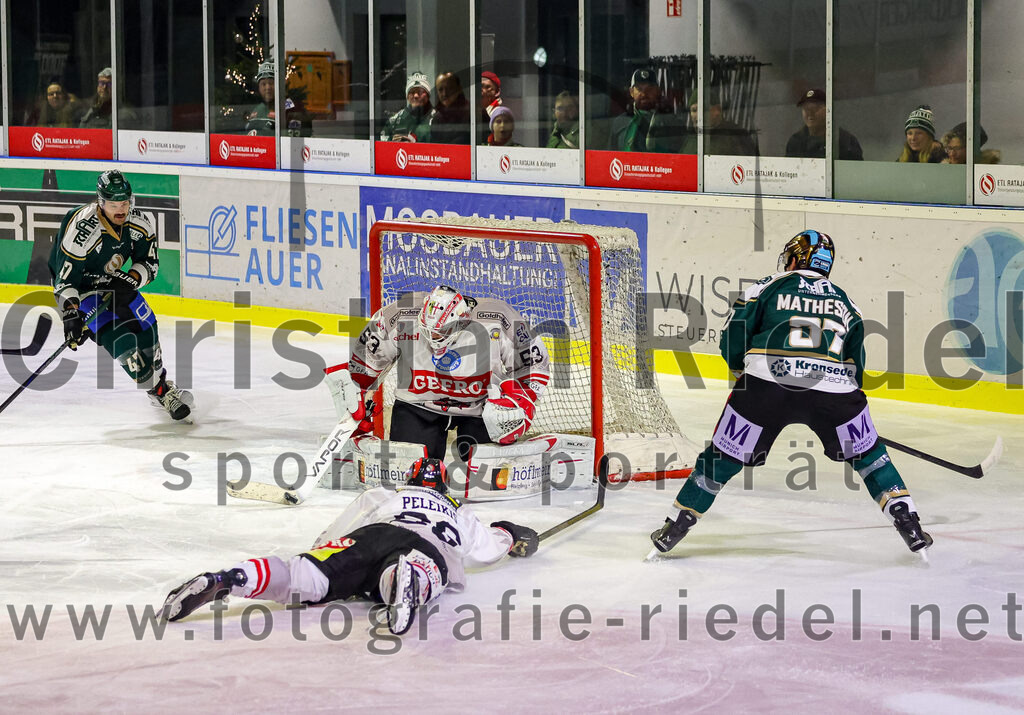 2025-12-14_119_TSV_Erding_gegen_ECDC_Memmingen_Indians | Erding, Deutschland, 14.12.2025:Eishockey, Oberliga Süd 2025 / 2026, 26. Spieltag, TSV Erding gegen ECDC Memmingen Indians, Endergebnis: 1:2Marco Pfleger (Erding Gladiators, #47), Torwart Bastian Flott-Kucis (ECDC Memmingen Indians, #53), Thomas Matheson (Erding Gladiators, #37)Foto: Christian Riedel / fotografie-riedel.net