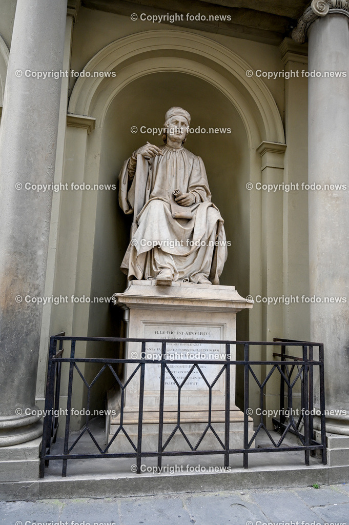 Italien_ Toscana_ Florenz_ 30.05.2024-261 | 30.05.2024, Italien, ITA, Toskana, Florenz im Bild Stadtansichten, Gebäude, Architektur, Touristen, Historisch, Souvenir, Altstadt, Museum, Statuen, Skulpturen, Piazza della Signoria, Statue David, Palazzo Vecchio, Neptunbrunnen, Piazza della Repubblica, Ponte Vecchio, Brücke, Uffizien, Kathedrale Santa Maria del Fiore, Arno, Fluß


Florenz, Firenze, ist eine italienische Großstadt. Nach Einwohnern ist sie die achtgrößte Stadt Italiens. Florenz ist die Hauptstadt sowie größte Stadt der Region Toskana und der Metropolitanstadt Florenz, in der etwa eine Million Menschen leben. Florenz ist für seine Geschichte berühmt. Leonardo da Vinci verbrachte große Teile seiner Jugend in Florenz, Michelangelo fand Unterschlupf in der Kirche der Medici, Galileo Galilei wohnte als Hofmathematiker in den Palästen der Medici. Von 1865 bis 1871 war die Stadt die Hauptstadt des neu gegründeten Königreichs Italien. Das historische Zentrum von Florenz zieht Jahr für Jahr Millionen von Touristen an. Die historische Innenstadt wurde von der UNESCO im Jahre 1982 zum Weltkulturerbe erklärt. 
Quelle: Wikipedia
