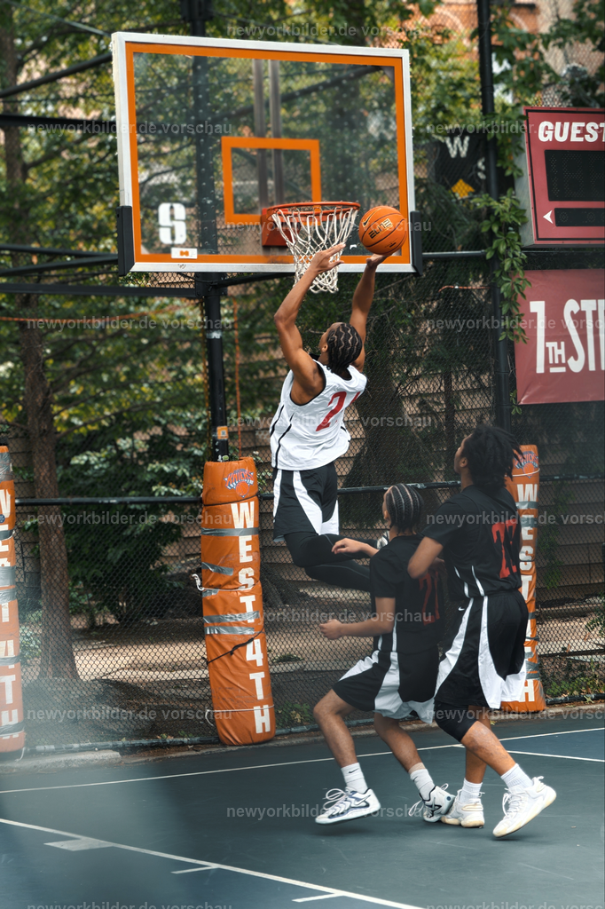 West 4th Street Court in New York – Basketball als Kultur und Lifestyle, geprägt von lokalen Legenden und urbaner Energie. | Basketball ist in New York mehr als ein Sport – es ist ein Lebensgefühl. Der Court an der West 4th Street ist weltberühmt und steht für die Kultur, die die Stadt prägt. Hier treffen lokale Charaktere, Streetball-Legenden und neugierige Zuschauer aufeinander. Namen wie George „The Messiah“ sind Teil dieser Geschichte, die weit über die Grenzen der Metropole hinaus bekannt ist. Die Atmosphäre ist elektrisierend: das Quietschen der Sneakers, das rhythmische Dribbeln, die Rufe der Spieler. Es ist ein Ort, an dem Gemeinschaft entsteht, wo Leidenschaft und Talent sichtbar werden. Dieses Bild fängt genau diesen Spirit ein – den Mix aus Sport, Lifestyle und urbaner Energie. Wer hier vorbeikommt, erlebt authentisches New York: roh, kreativ und voller Geschichten, die auf Asphalt geschrieben werden.
