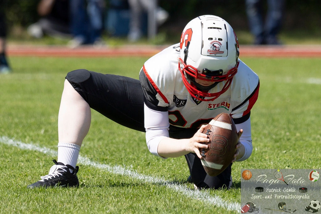 GFLW 1: German Football League Women 1: Rodgau Pioneers Ladies - Stuttgart Scorpions Sisters, 07.06.2026 | Dinah Laura Naegele (Stuttgart Scorpions Sisters #20) platziert den Bal lals Holderin für einen PAT, Freisteller, Portrait / Porträt, Rodgau Pioneers Ladies - Stuttgart Scorpions Sisters, Rodgau, Maingau-Energie-Stadion "Am Weichsee", 7.6.2026 - Realisiert mit Pictrs.com