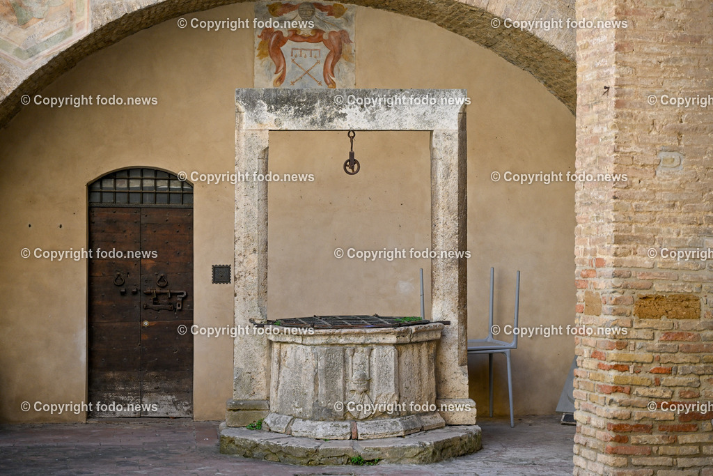 Italien_ Toskana_ San Gimignano_ 31.05.2024-57 | 31.05.2024, Italien, ITA, Toskana, San Gimignano im Bild Stadtansichten Gebäude, Architektur, Touristen, Historisch, Souvenir, Ansichten der berühmten Stadt San Gimignano in der Toskana-Italien - View of the famous town San Gimignano in Tuscany-ItalySan Gimignano ist eine italienische Kleinstadt in der Toskana mit einem mittelalterlichen Stadtkern. San Gimignano wird auch die Stadt der Türme genannt. Die Stadt liegt in der Provinz Siena. Sie gehört neben Florenz, Siena und Pisa zu den von Touristen meist besuchten Zielen in der Toskana.