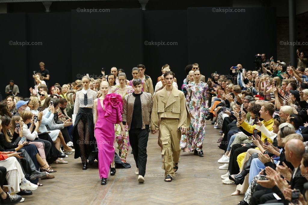 Kilian Kerner auf der  MBFW Spring/Summer 2023 | Mercedes-Benz Fashion Week (MBFW)  Frühling / Sommer 2023 im Hotel Telegraphenamt Berlin in Berlin-Mitte. Die Kollektionen von Kilian Kerner auf der MBFW Spring/Summer 2023. Das Bild zeigt Models mit der Kollektion von Kilian Kerner.