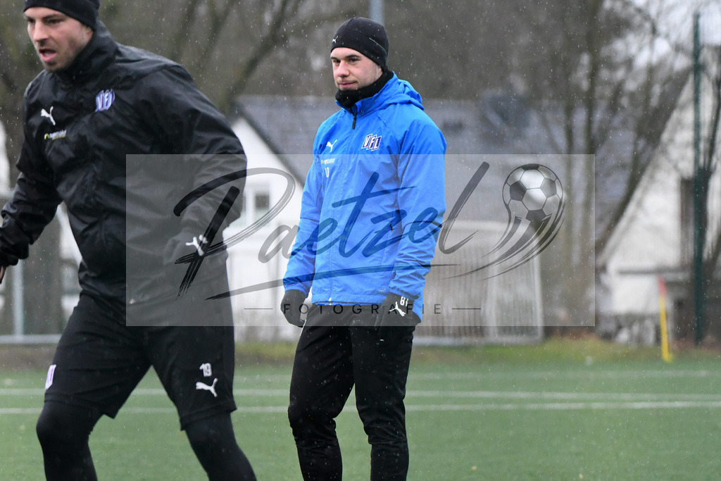 20200213_TRAOSN_0004 | Fussball, Herren: Physiotherapeut Lennart Bartling (VfL Osnabrueck) schaut waehrend der Trainingseinheit des VfL Osnabrueck im Sportpark Illoshoehe am 13.02.2020 in Osnabrueck, Deutschland. - Realisiert mit Pictrs.com