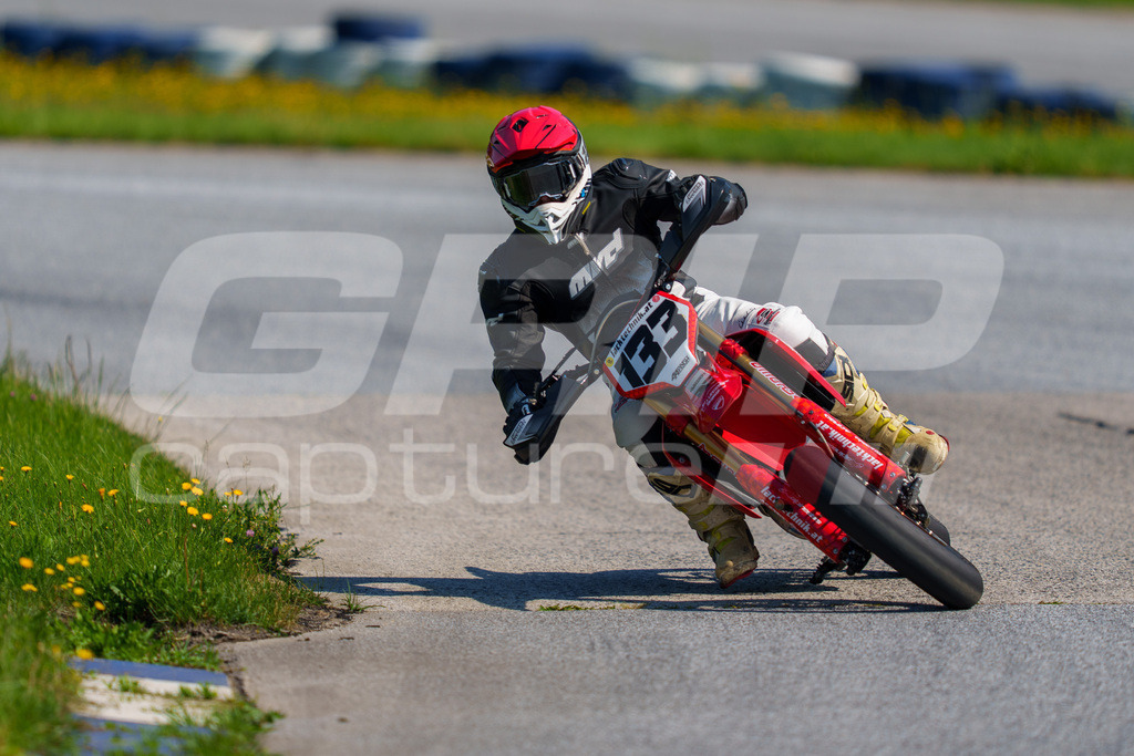 SuperMoto_Staatsmeisterschaft_Greinbach_280 | GRIPcapture steht für authentische Sportfotografie in Österreich – für Momente, die mehr sind als Geschwindigkeit oder Ergebnis. Es geht um Emotion, Spannung, Fokus und den Augenblick, der oft nur einen Wimpernschlag dauert.Ob Motorsport, Teamsport oder 
