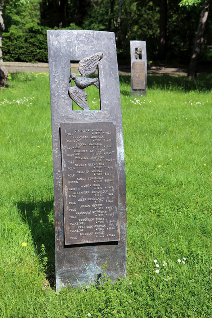 Ostfriedhof - Gräberfeld der 766 Kriegstoten verschiedener Nationen | Entdecke über 20 Kategorien Leipzig-Motive: Foto-Downloads, hochwertige Poster, Leinwand- & Fine-Art-Prints. Jetzt Lieblingsfoto im Bildlexikon Leipzig Shop bestellen!