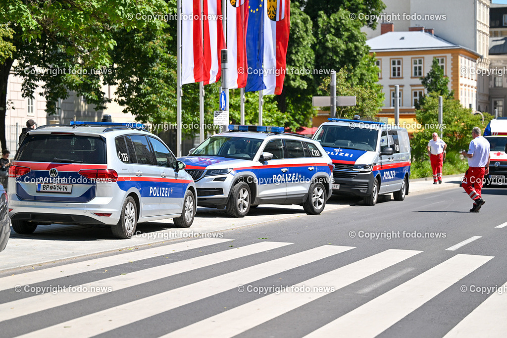Polizeieinsatz Linz Spittelwiese nach Bombendrohung_ 15.05.2024-3 | 15.05.2024, AUT, Polizeieinsatz Linz Spittelwiese nach Bombendrohung, im Bild Poliziefahrzeuge