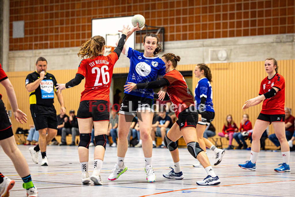 TSV Weilheim gegen SG Biessenhofen-Marktoberdorf | Handball Bezirksoberliga Frauen Alpenvorland 2024/25, TSV Weilheim gegen SG Biessenhofen-Marktoberdorf, 20250412,Wurf Antonia FRITSCH (SG Biessenhofen-Marktoberdorf 2),2025-04-12 in Weilheim (Weilheim, Am Hardt), Leonie SPREITZER (TSV Weilheim 16), Antonia FRITSCH (SG Biessenhofen-Marktoberdorf 2)Copyright: WolfgangxLindner www.foto-lindner.de