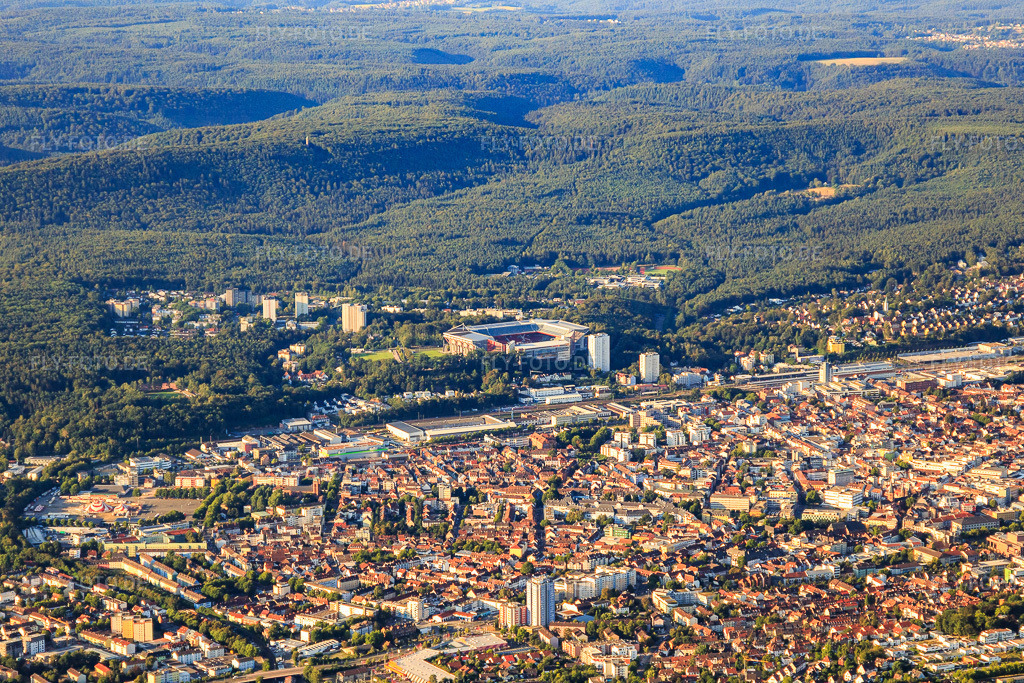 Luftbild: Stadtübersicht aus Nordosten bis zum Fritz-Walter-Stadion des 1. FCK in Kaiserslautern im Bundesland Rheinland-Pfalz in Deutschland. Foto: IMG_109809.jpg vom 06.08.2018 durch Werner Riehm/FLY-FOTO.de