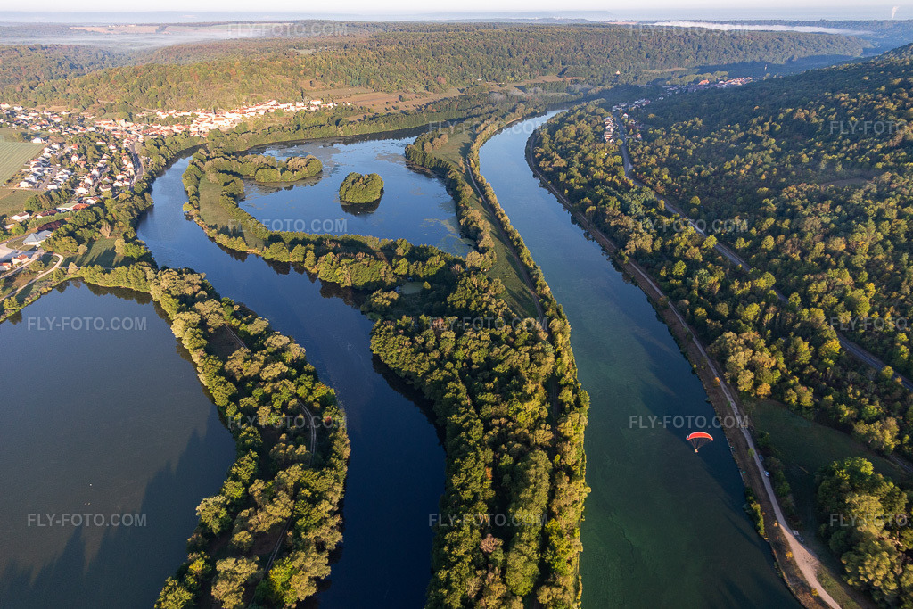 Aerial view: Island on the banks of the river between the Moselle and the Canal de l'Est in Chaligny in Maron in the state Meurthe et Moselle, France. – Photo: IMG_118069.jpg taken on 09/15/2019 by Werner Riehm/FLY-FOTO.com – Resolution of the original: 5401 x 3601 px