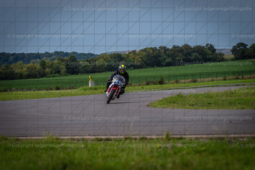 Yamaha TZ 350 Replica | Foto vom 3. Classic Motor Weekend 18. - 20. August 2023 auf dem Flugplatz in Obermehler - Realisiert mit Pictrs.com