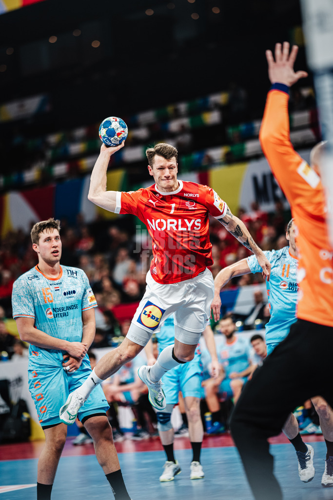 Handball | Herren | EHF EURO 2024 | European Championshop Men 2024 Final Tournament | Dänemark vs. Holland | 17.01.2024 | Niklas Landin Jacobsen (#1, Dänemark, DEN) beim Wurf